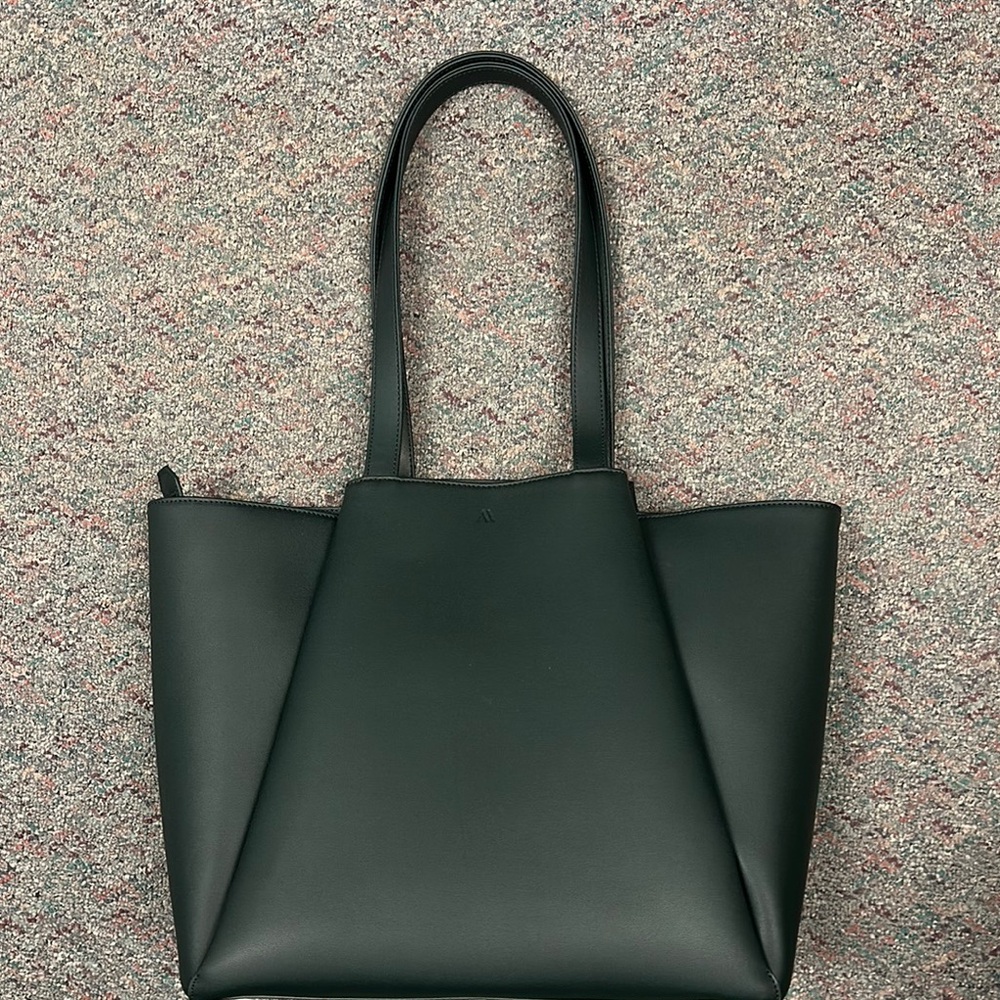 Green Modern Tote Bag with Structured Design
